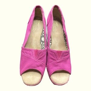 Great pair of Tom’s wedge sandals